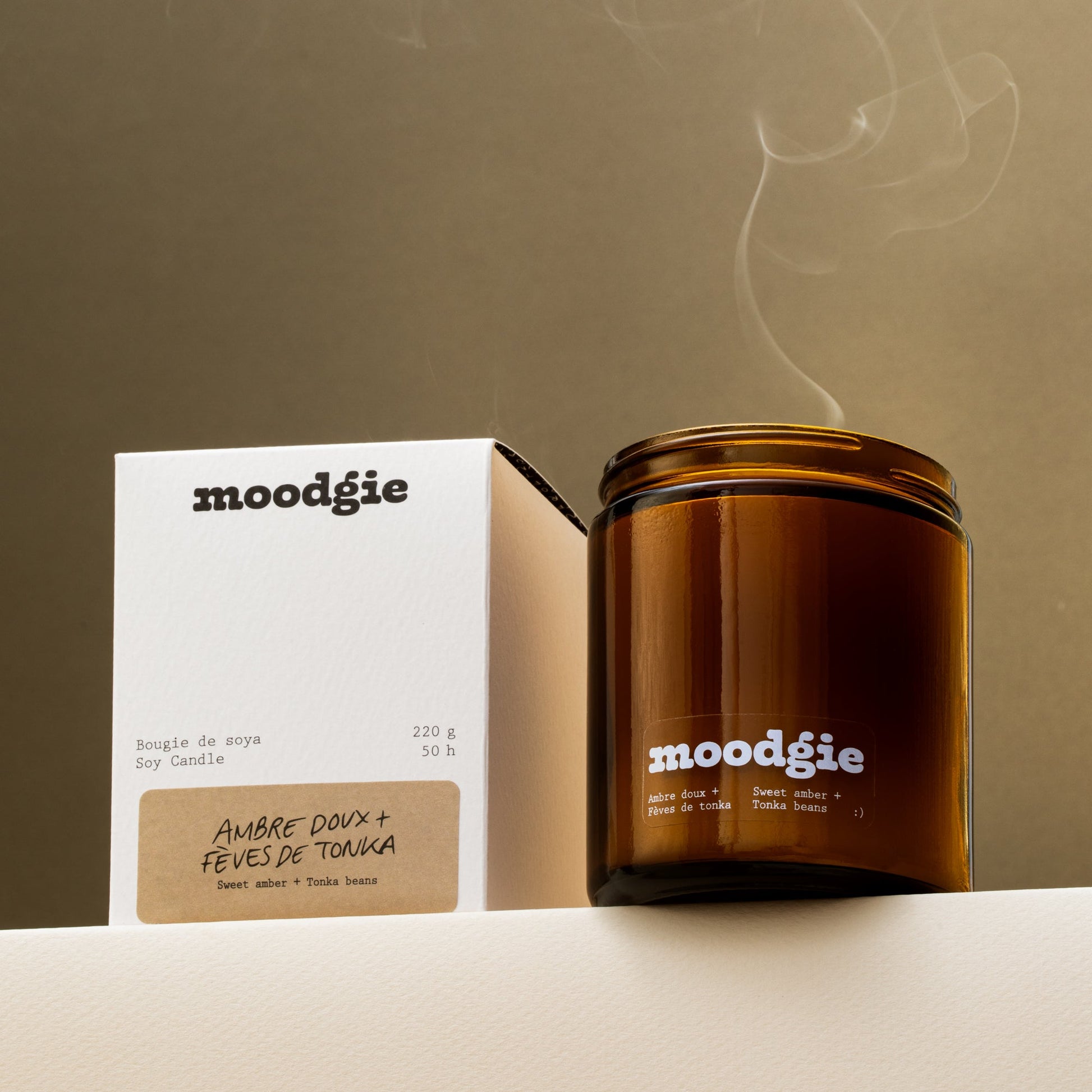 Bougie artisanale de 220 g en cire de soya, parfum ambre doux et fèves de tonka, fabriquée au Québec par Moodgie.