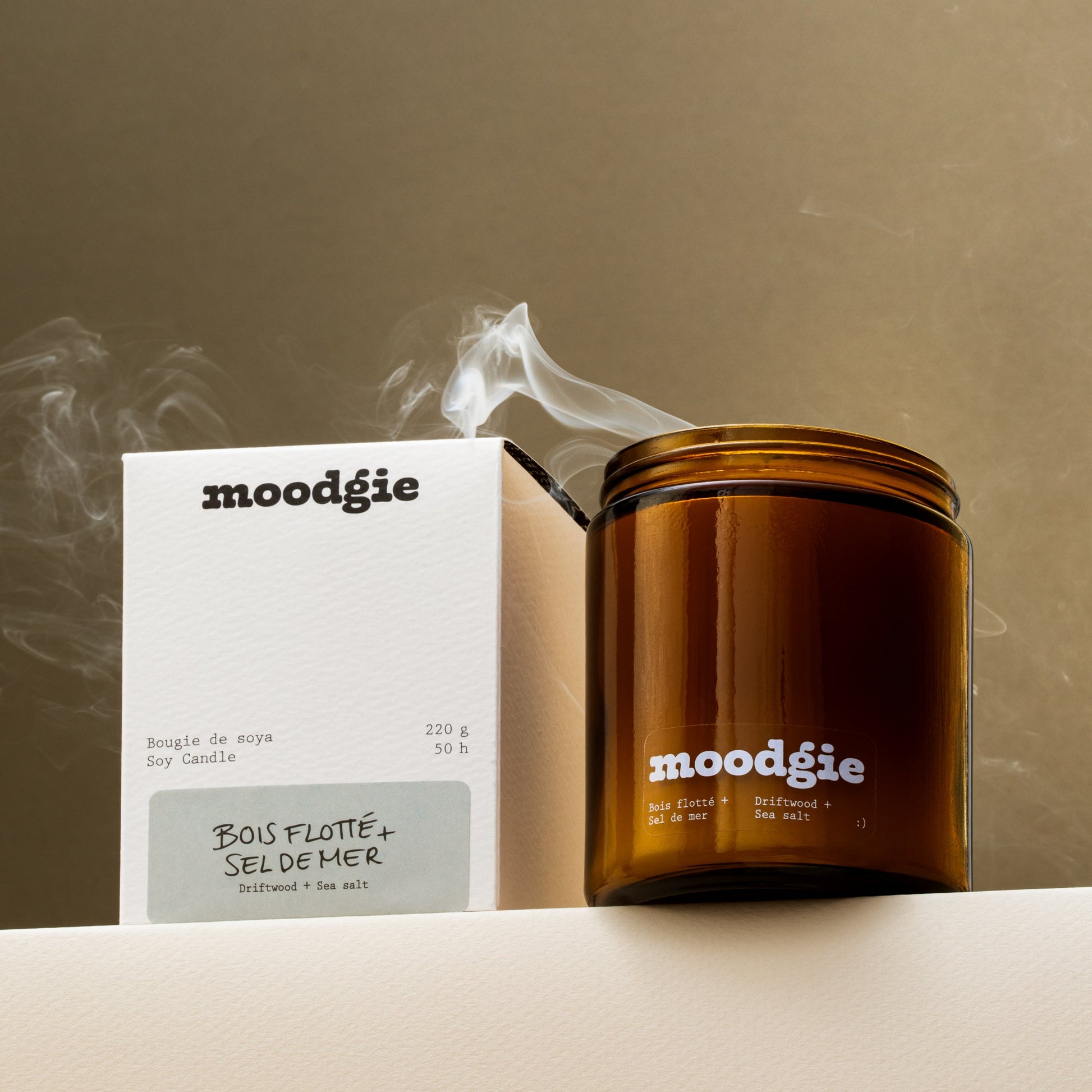 Bougie artisanale de 220 g en cire de soya, parfum bois flotté et sel de mer, fabriquée au Québec par Moodgie.