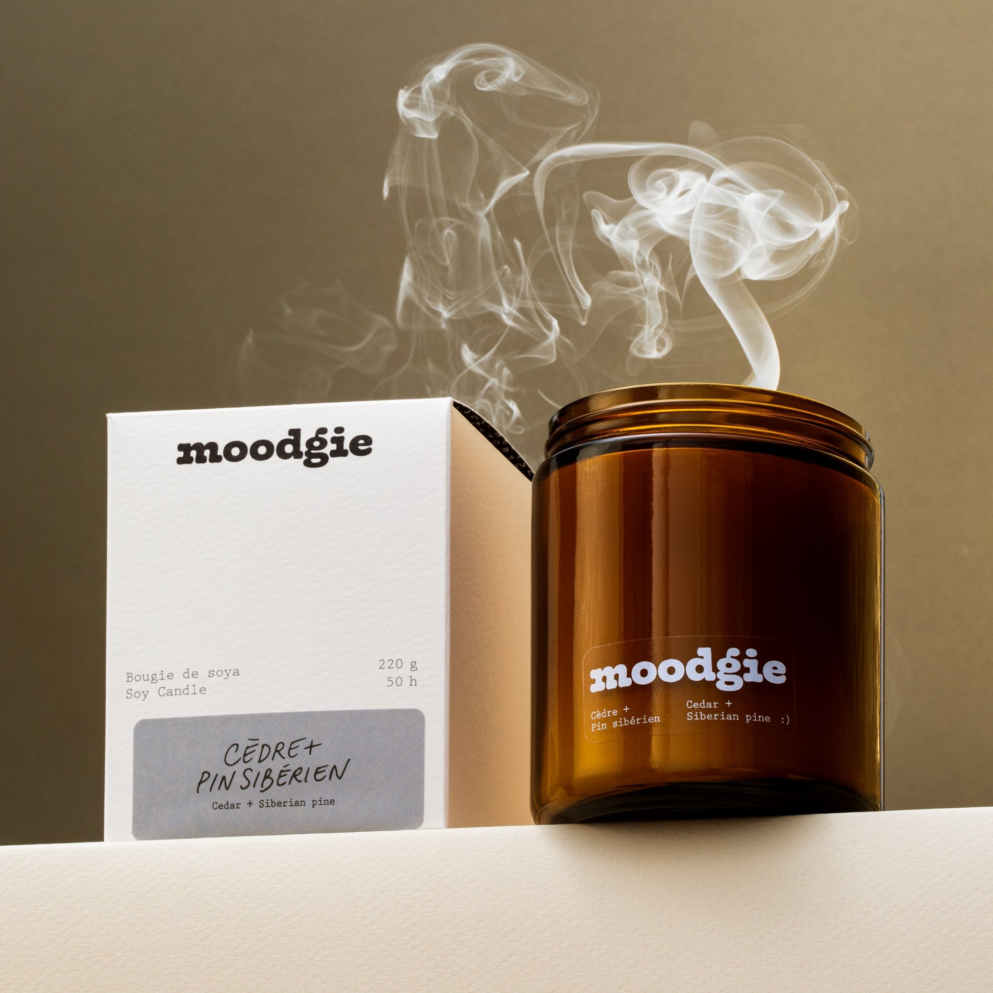 Bougie artisanale de 220 g en cire de soya, parfum cèdre et pin sibérien, fabriquée au Québec par Moodgie.
