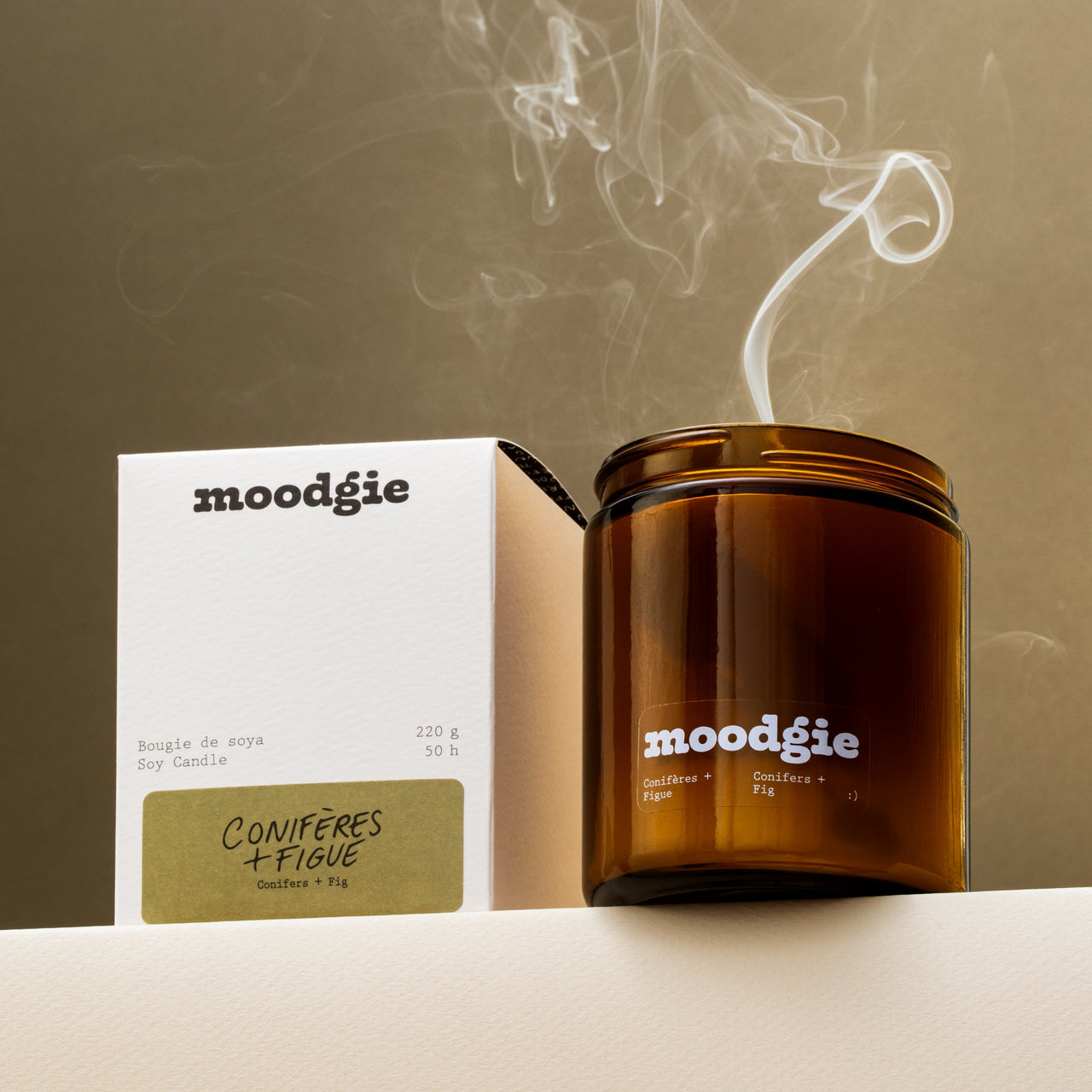 Bougie artisanale de 220 g en cire de soya, parfum conifères et figue, fabriquée au Québec par Moodgie.