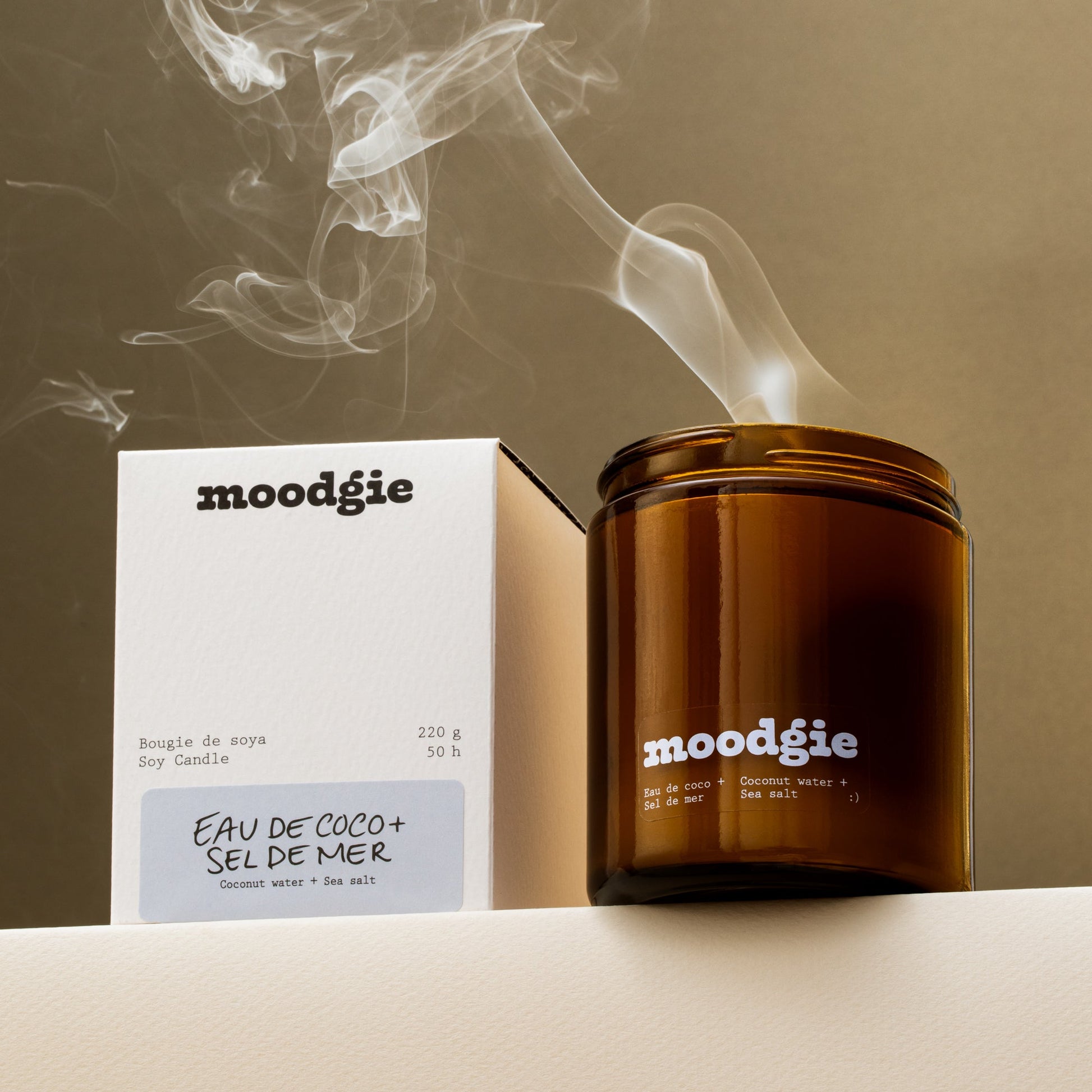Bougie artisanale de 220 g en cire de soya, parfum eau de coco et sel de mer, fabriquée au Québec par Moodgie.