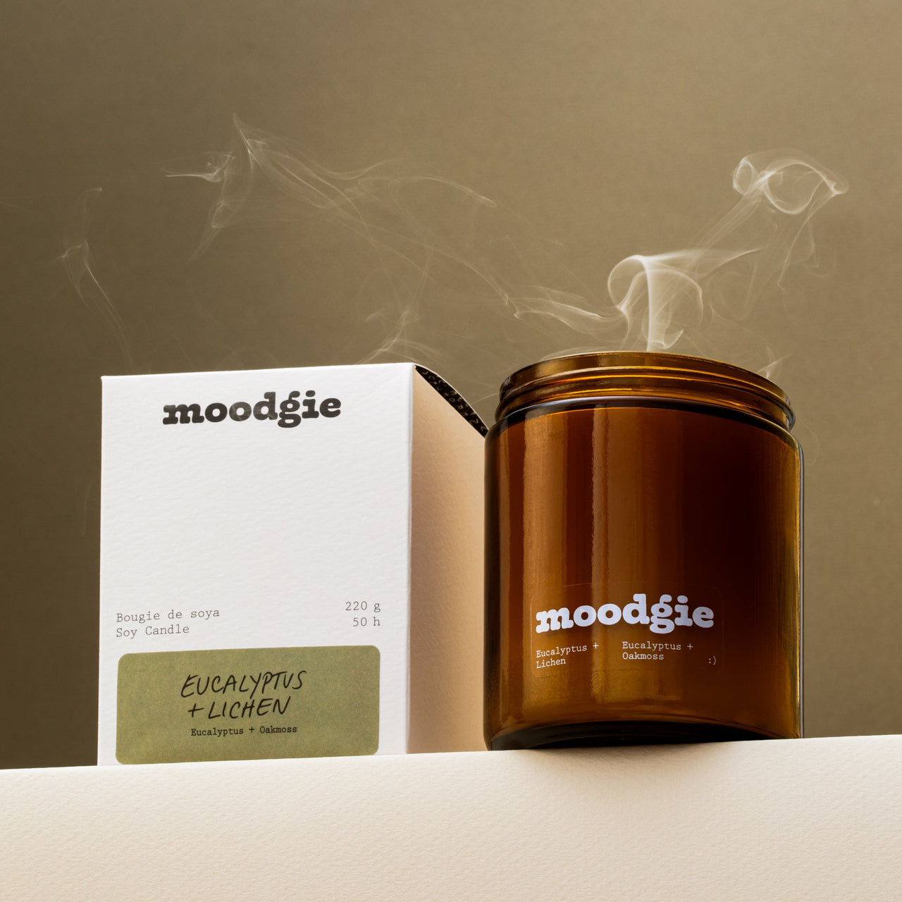 Bougie artisanale de 220 g en cire de soya, parfumée à l'eucalyptus et lichen, fabriquée au Québec par Moodgie.