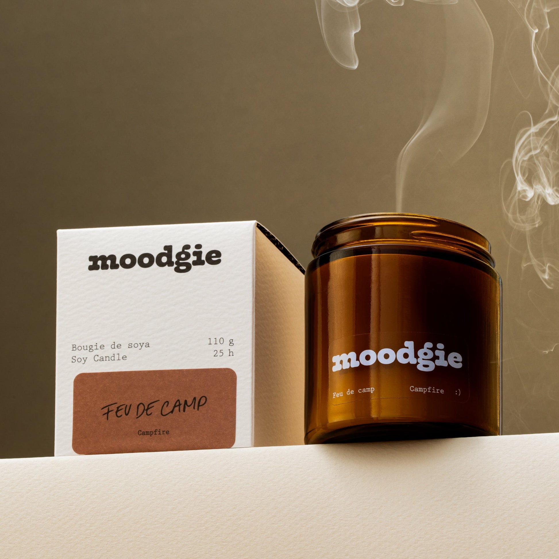 Bougie de soya naturelle de 110 g au parfum fumé et boisé inspiré d’un feu de camp, coulée à la main au Québec par Moodgie.