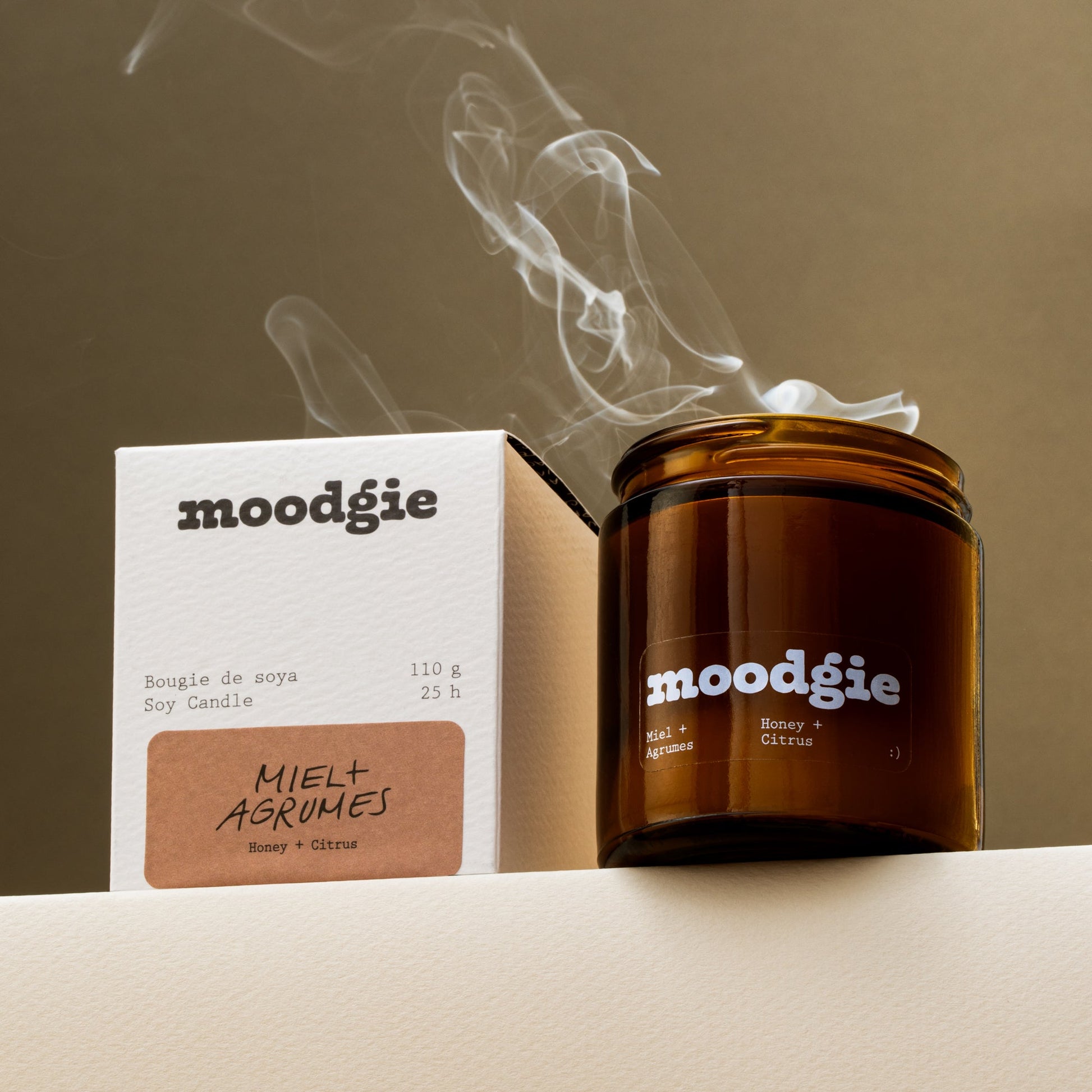 Bougie de soya naturelle de 110 g au parfum sucré et zesté de miel et agrumes, coulée à la main au Québec par Moodgie.