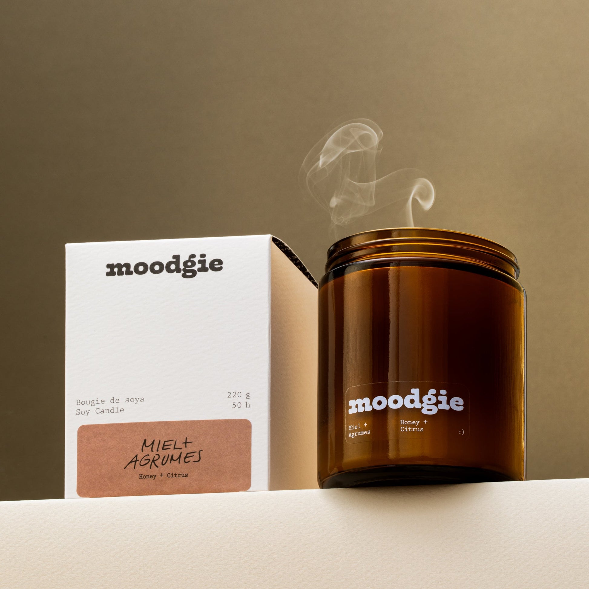 Bougie artisanale de 220 g en cire de soya, parfumée au miel et aux agrumes, fabriquée au Québec par Moodgie.