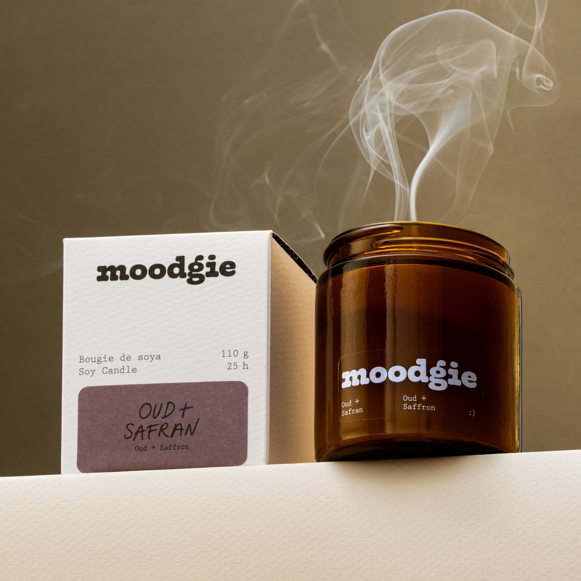 Bougie de soya naturelle de 110 g aux notes orientales d'oud et safran, coulée à la main au Québec.