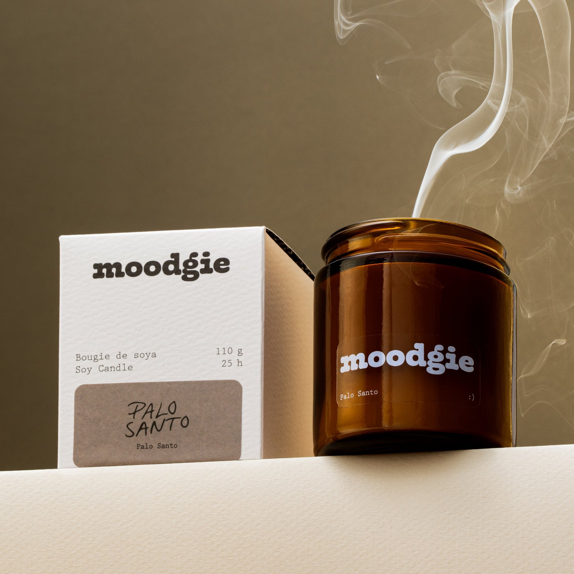 Bougie naturelle de 110 g en cire de soya, parfumée au Palo Santo, coulée à la main au Québec par Moodgie.