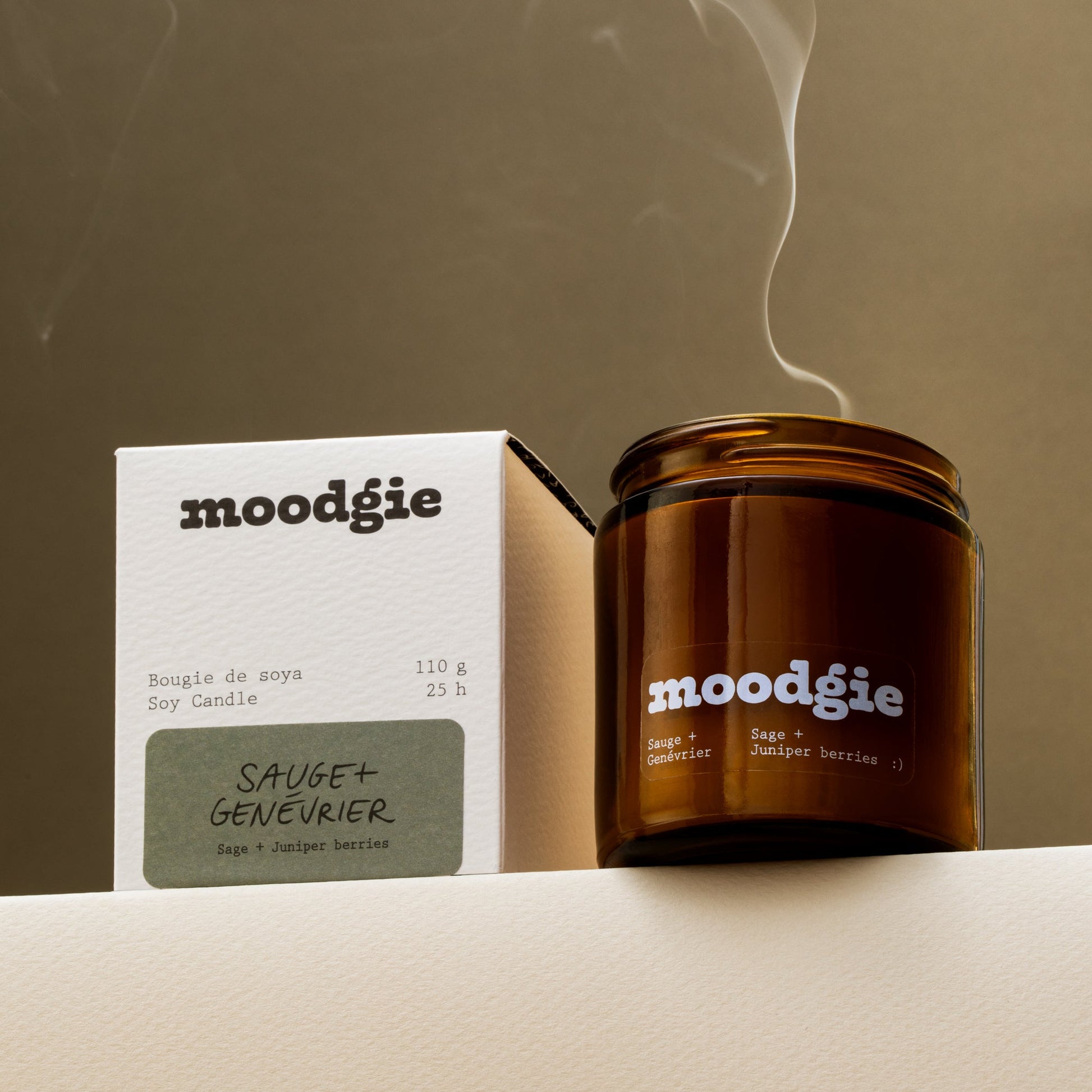 Bougie de soya naturelle de 110 g aux notes herbacées de sauge et génévrier, coulée à la main au Québec.