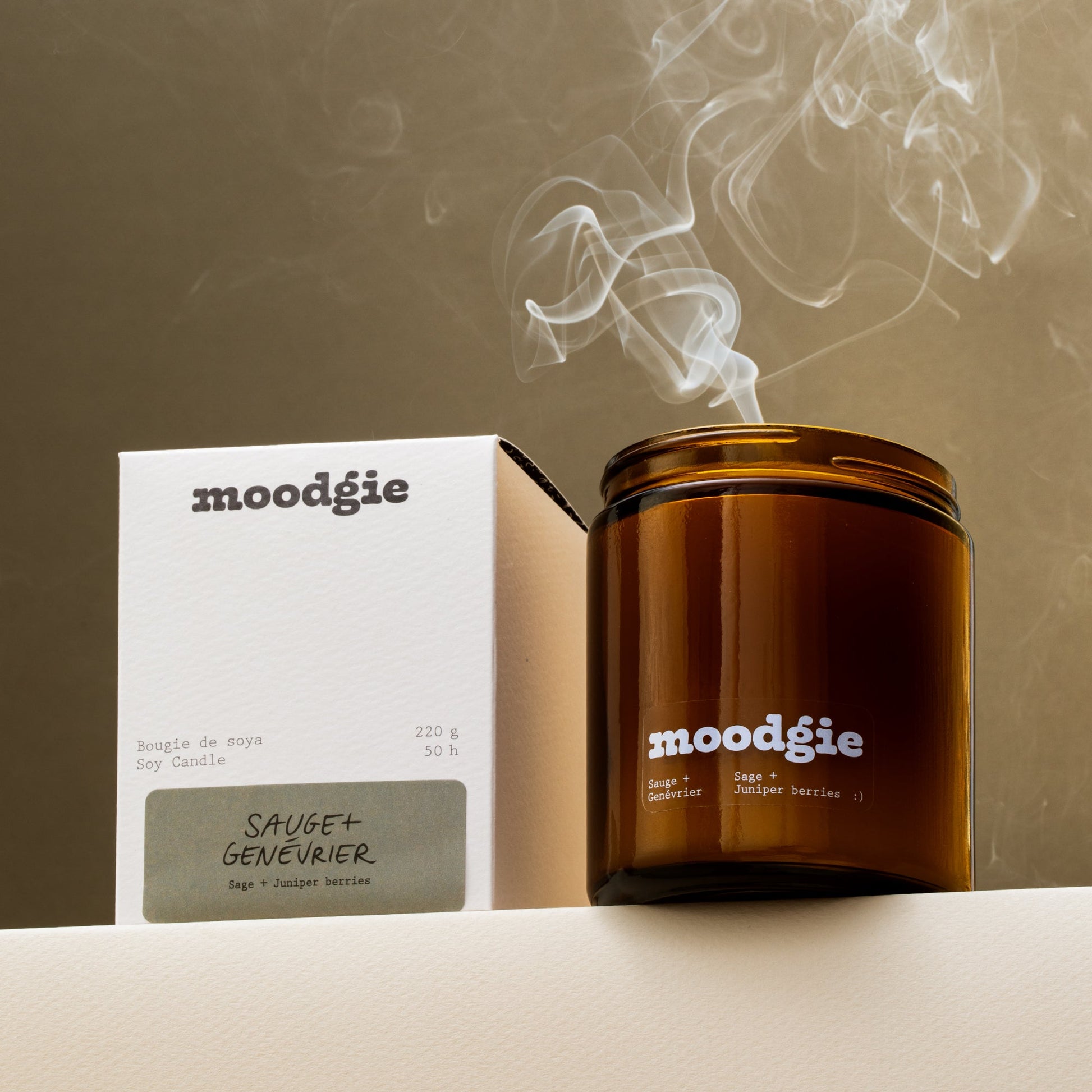 Bougie artisanale de 220 g en cire de soya, parfum sauge et génévrier, fabriquée au Québec par Moodgie.