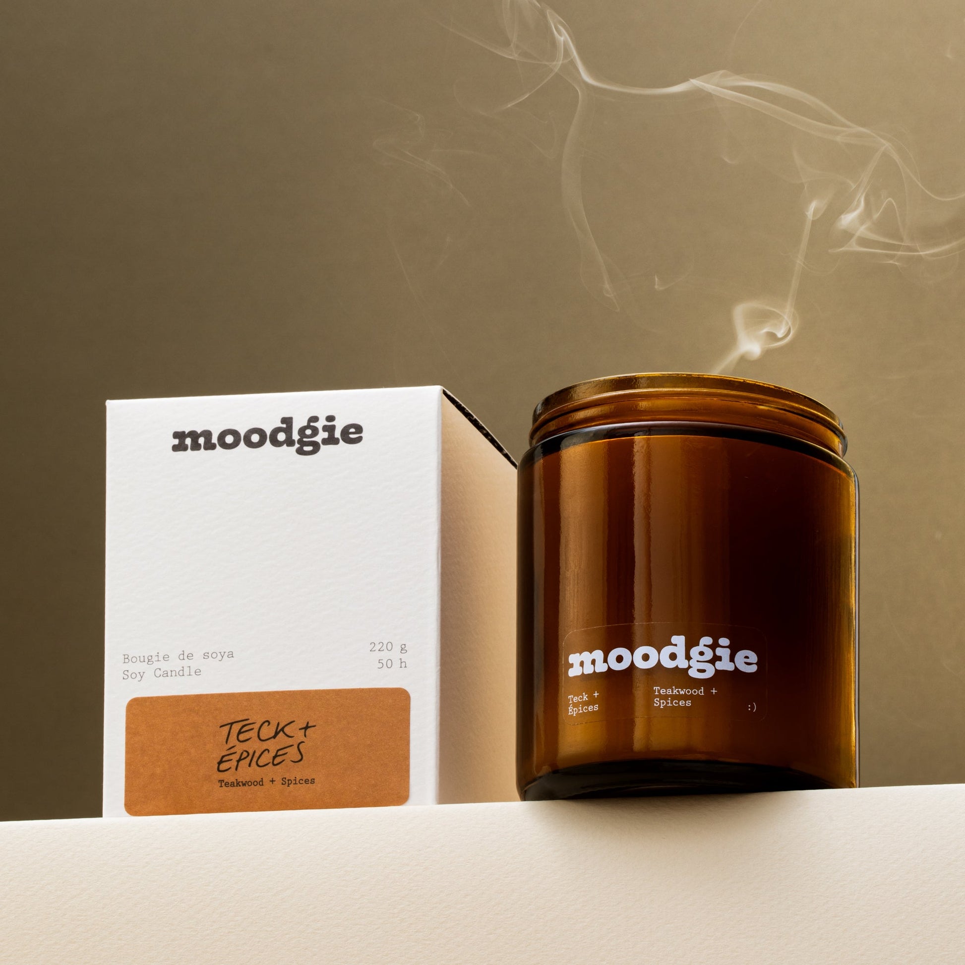 Bougie artisanale de 220 g à la cire de soya, parfum teck et épices, fabriquée au Québec par Moodgie.