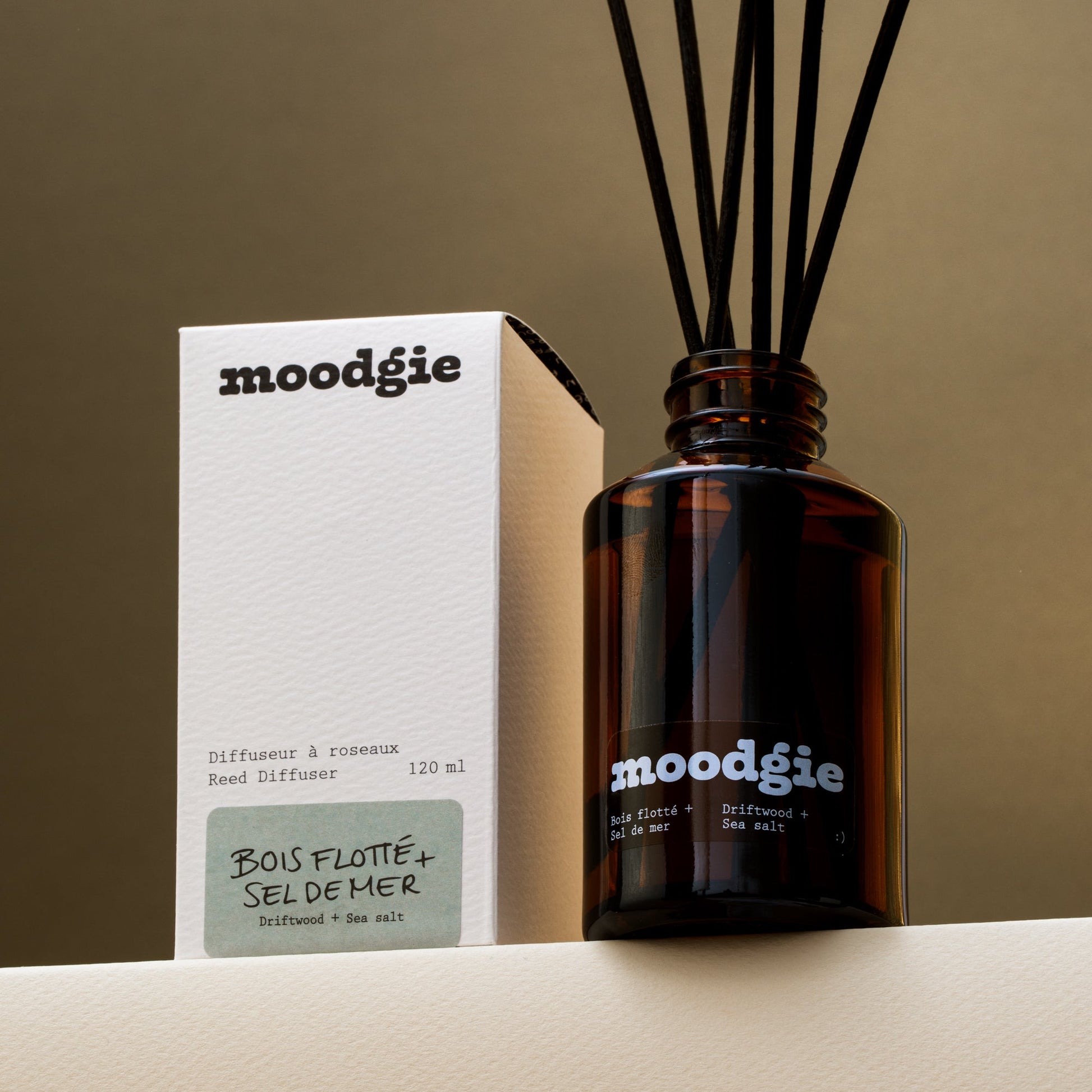 Diffuseur à roseaux au parfum marin et boisé de bois flotté et sel de mer, fabriqué au Québec.