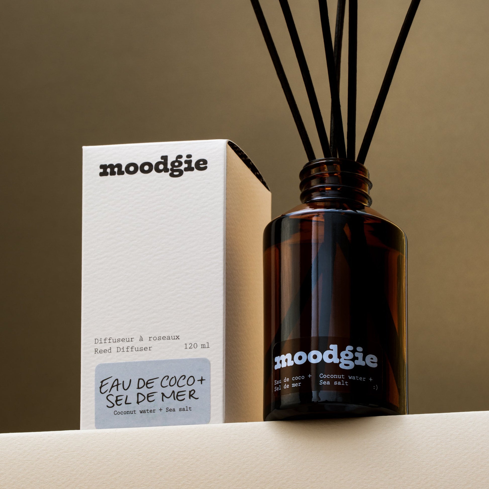 Diffuseur à roseaux naturel au parfum exotique d’eau de coco et sel de mer, conçu au Québec.
