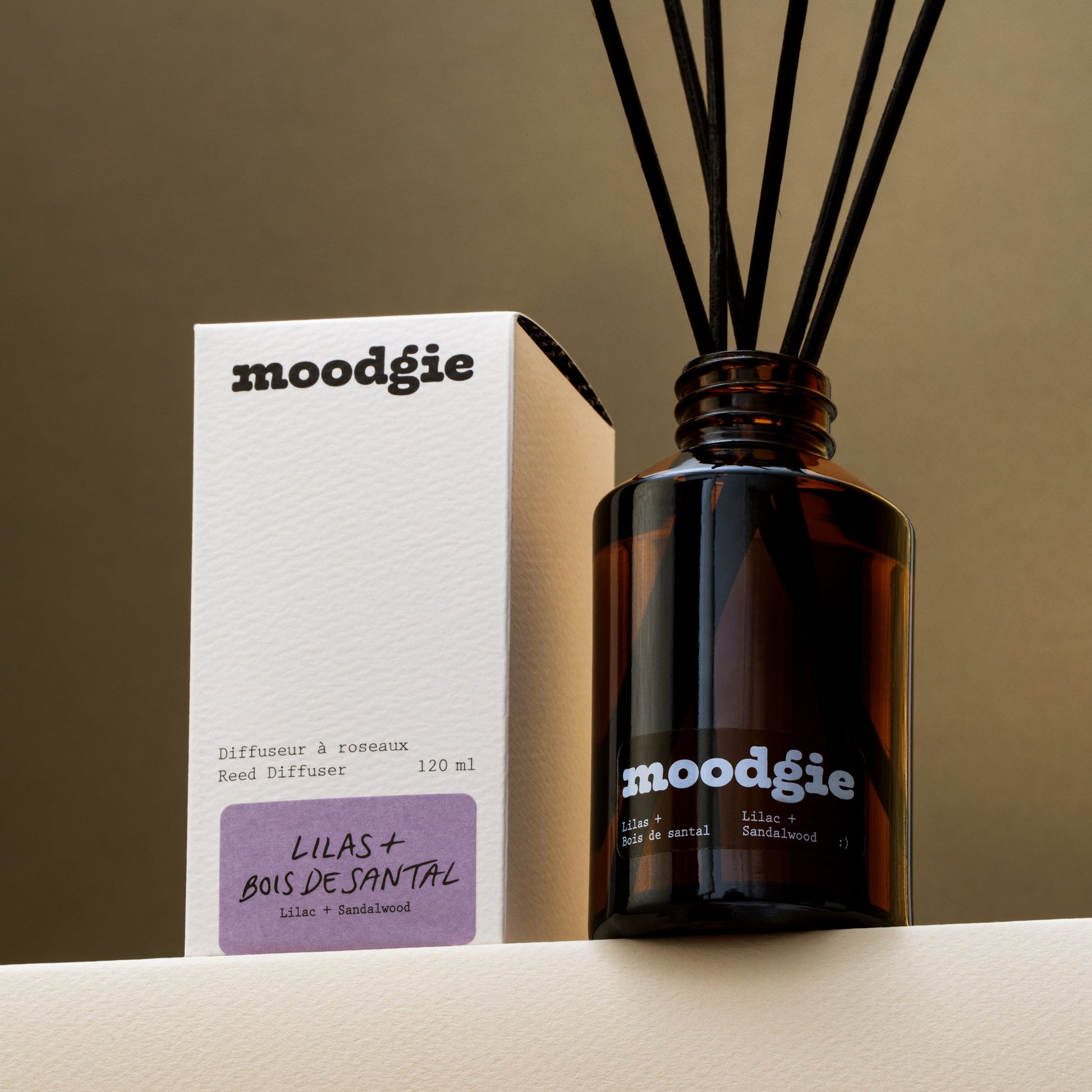 Diffuseur à roseaux au parfum floral et boisé de lilas et bois de santal, fait à la main au Québec.