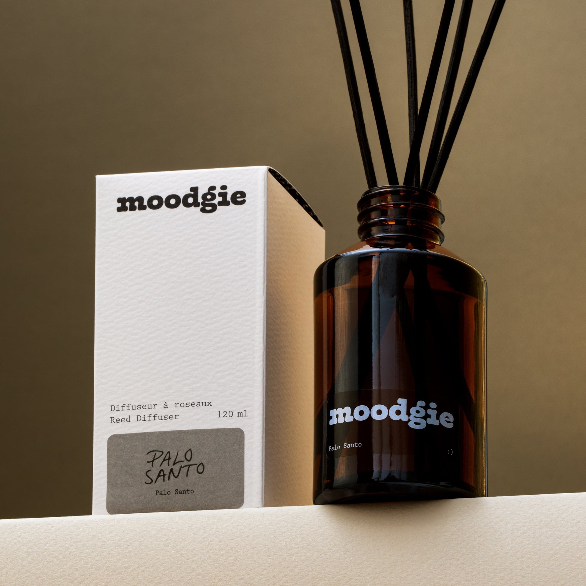 Diffuseur à roseaux naturel au parfum purifiant de Palo Santo, fabriqué artisanalement au Québec par Moodgie.
