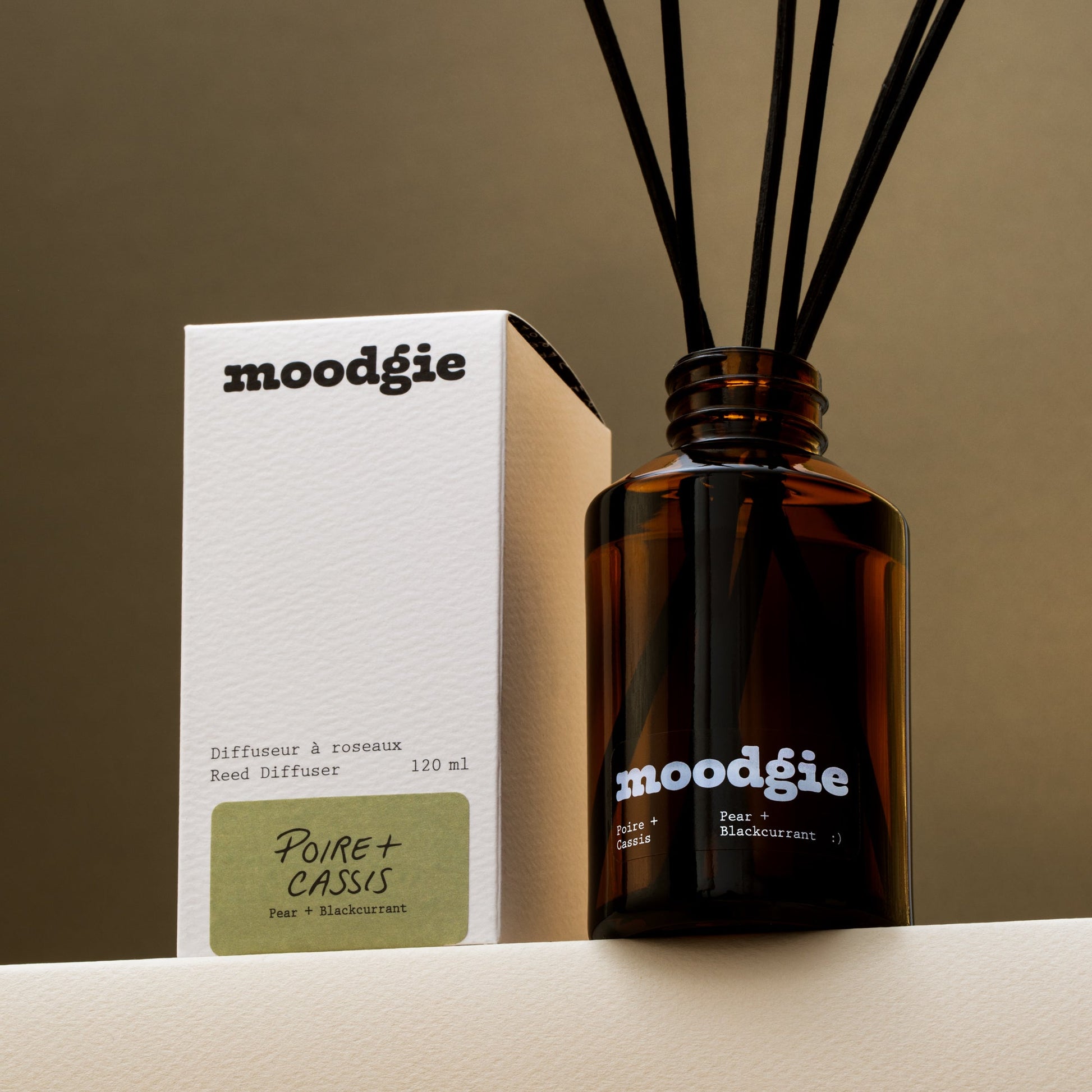 Diffuseur à roseaux naturel au parfum fruité et acidulé de poire et cassis, fabriqué au Québec par Moodgie.