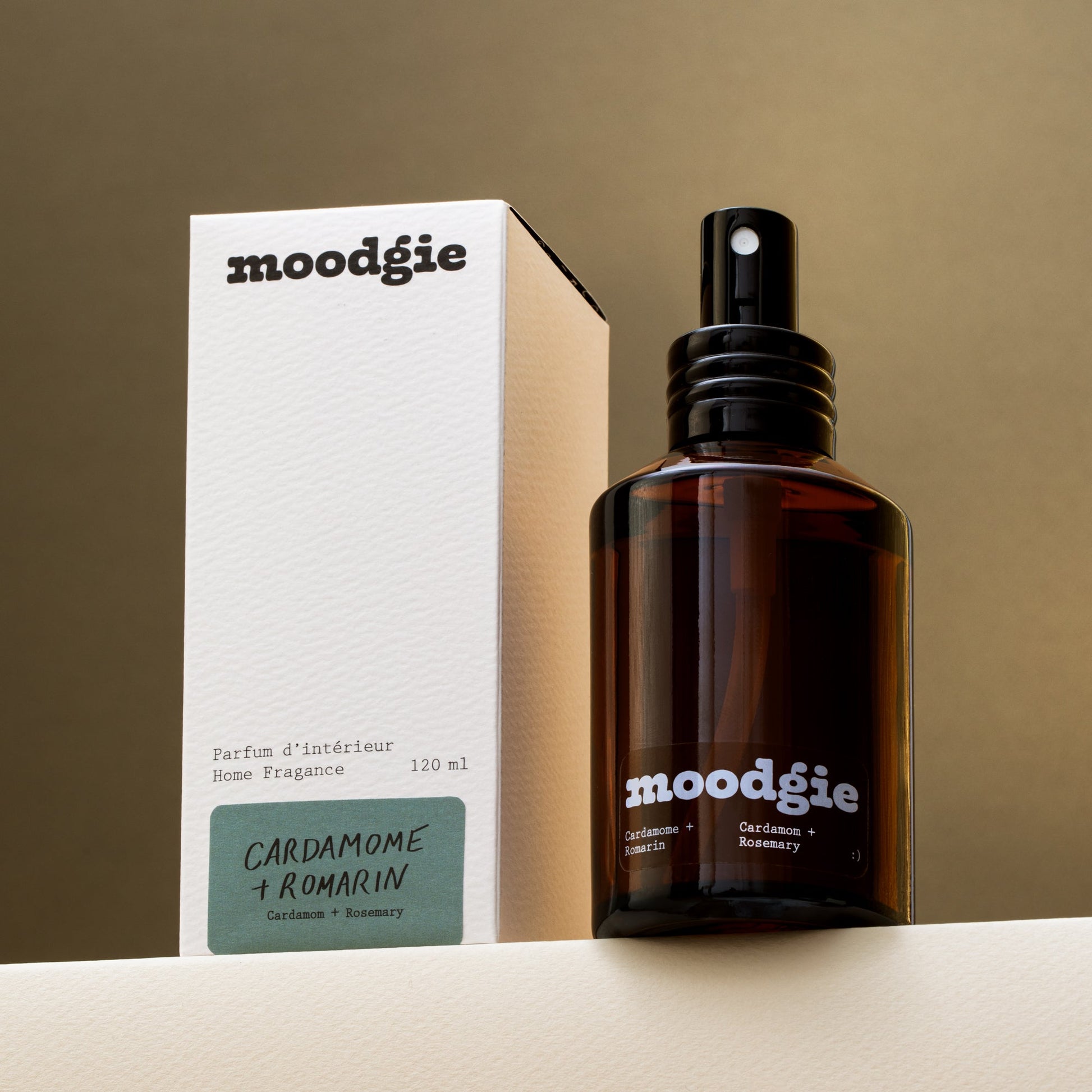 Parfum d’intérieur naturel aux notes épicées et végétales de cardamome et romarin, fait au Québec.