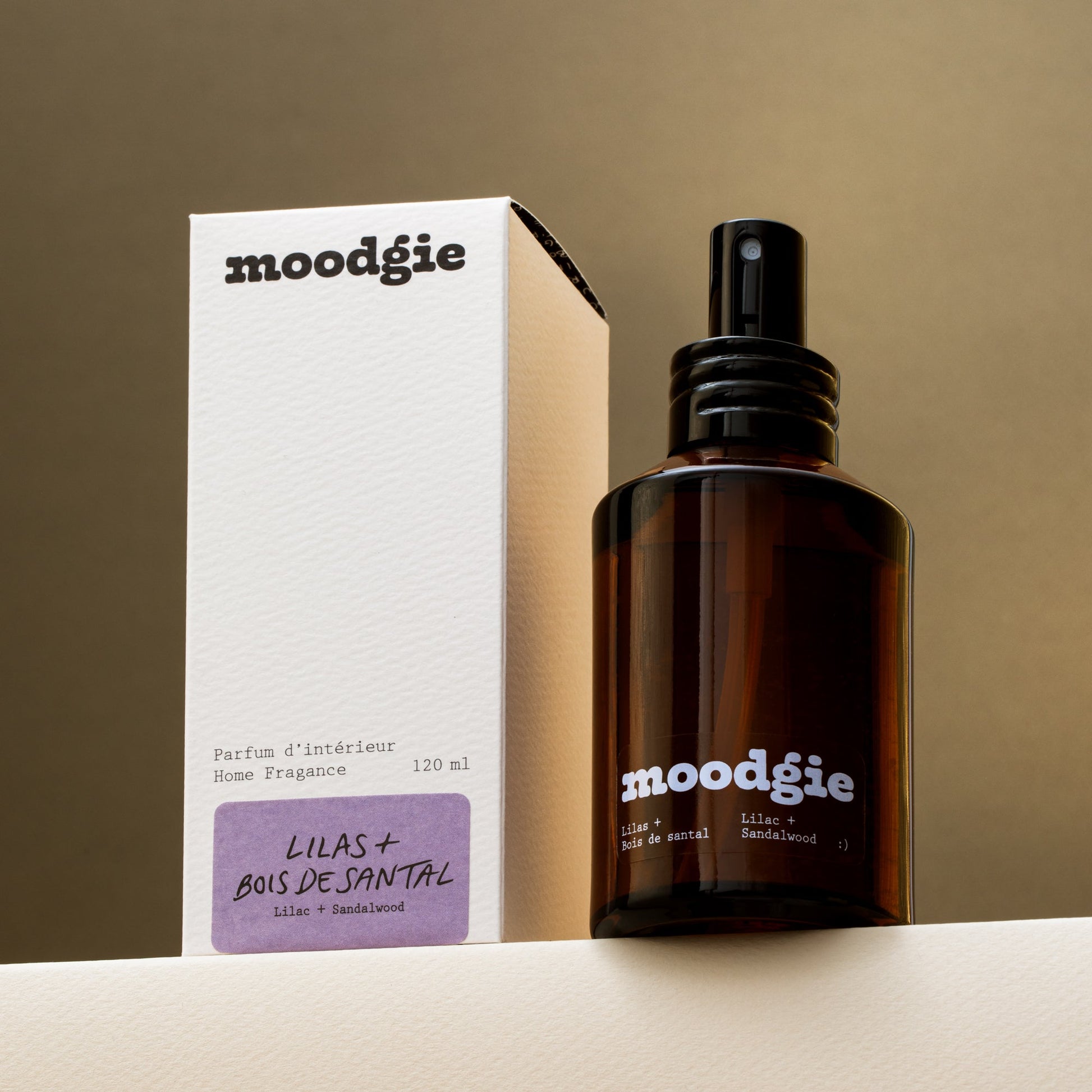 Parfum d’ambiance floral et boisé au lilas et bois de santal, fabriqué au Québec.