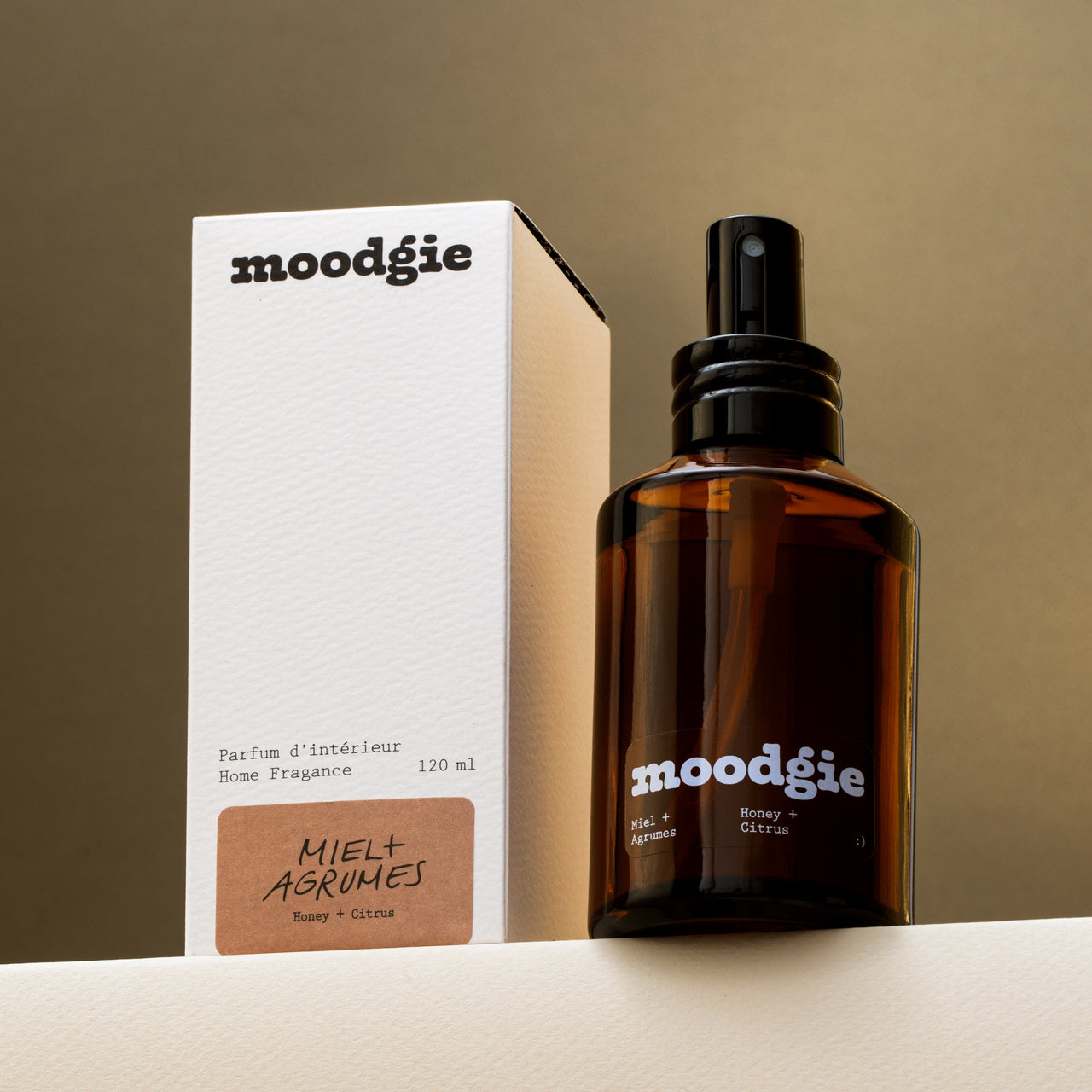 Parfum d’intérieur naturel au miel doux et agrumes zestés, fabriqué au Québec.