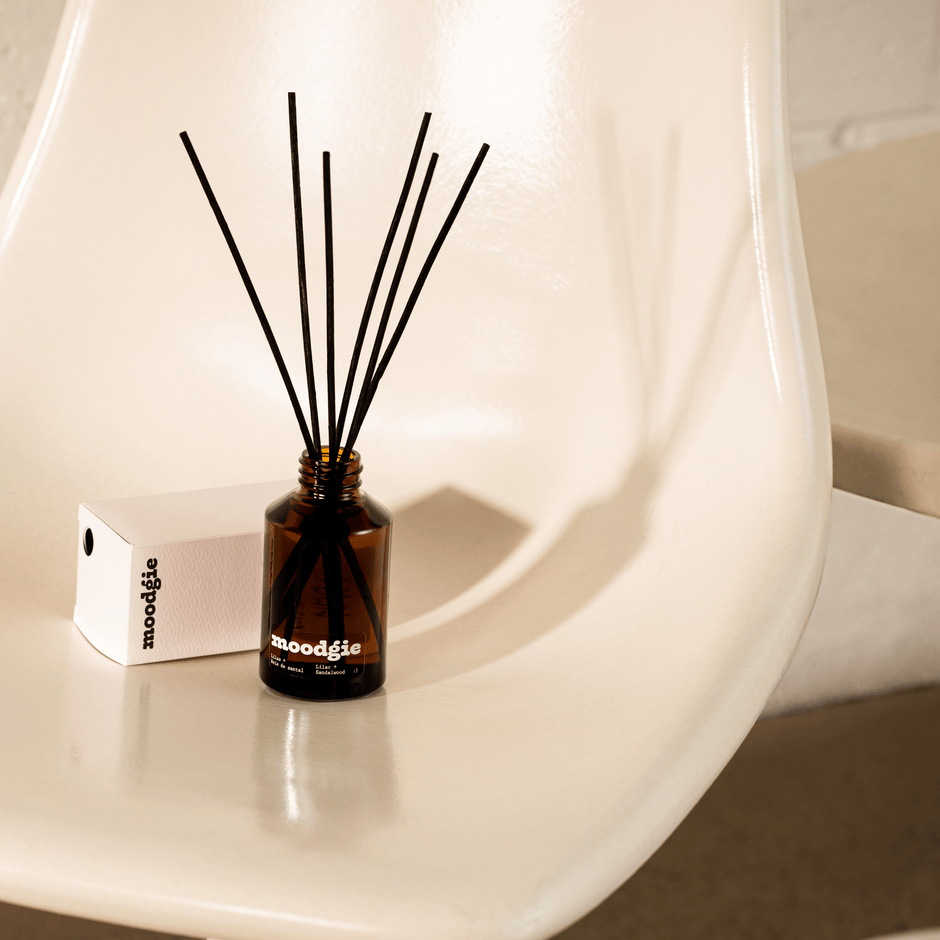Comment utiliser un diffuseur à roseaux pour parfumer efficacement une pièce - Moodgie