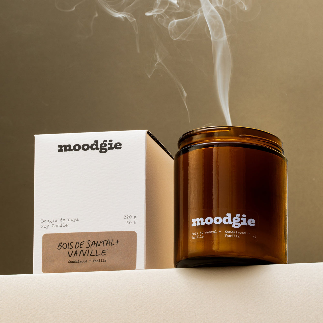 Bougie artisanale de 220 g en cire de soya, parfum bois de santal et vanille, fabriquée au Québec par Moodgie.