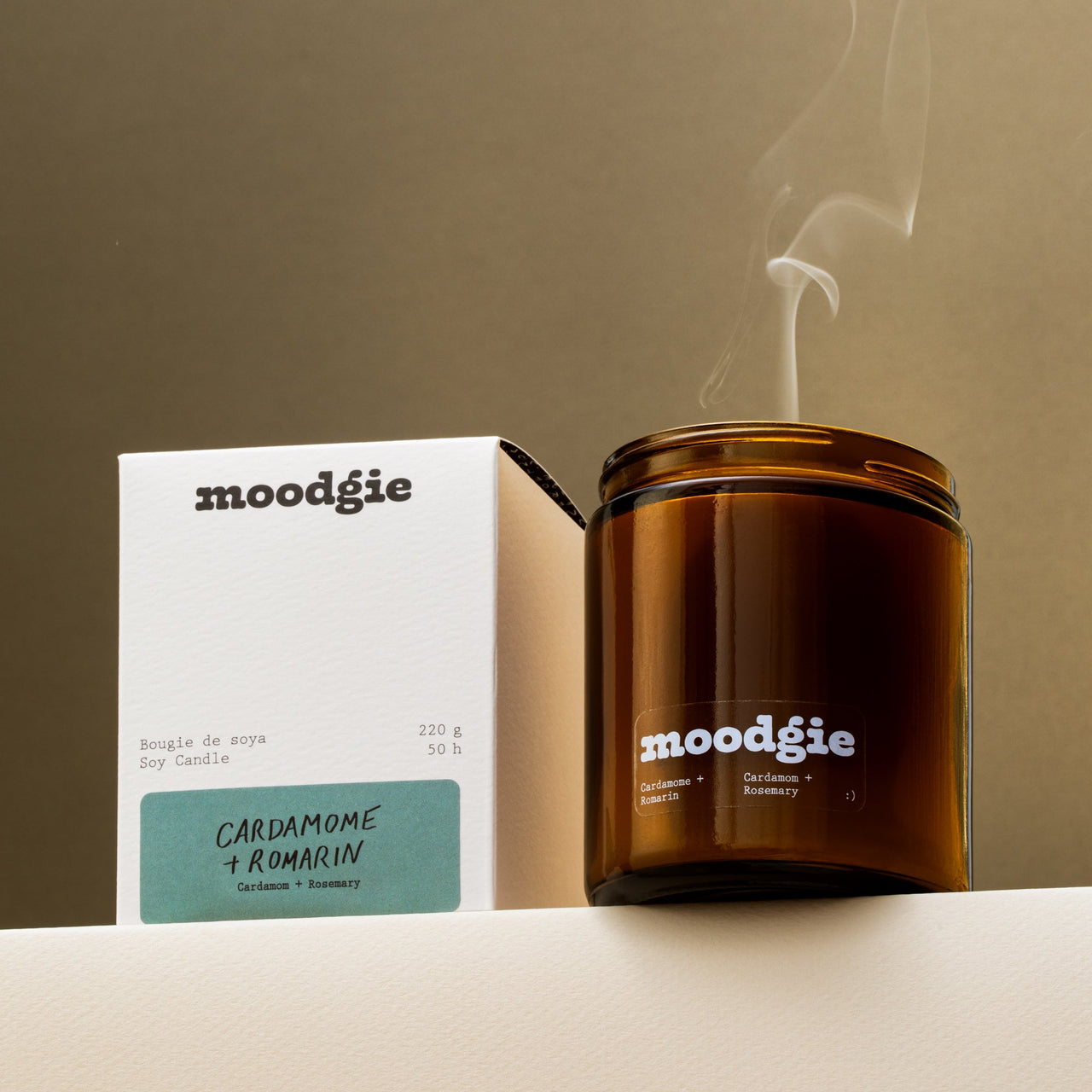 Bougie artisanale de 220 g en cire de soya, parfum cardamome et romarin, fabriquée au Québec par Moodgie