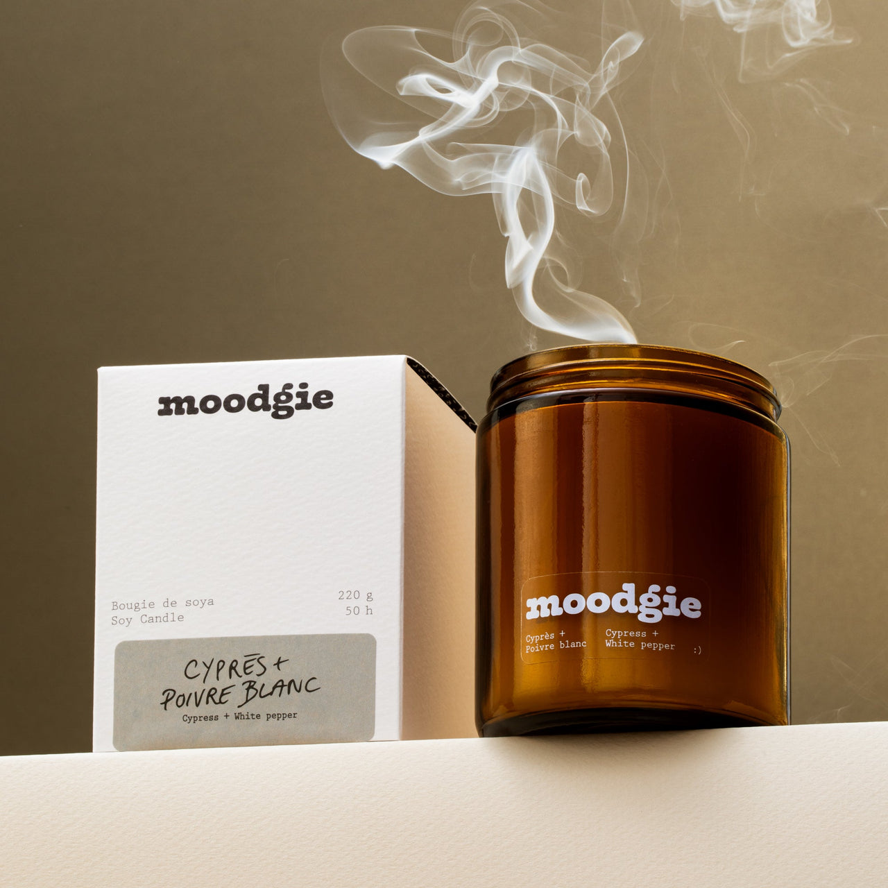 Bougie artisanale de 220 g en cire de soya, parfum cyprès et poivre blanc, fabriquée au Québec par Moodgie.