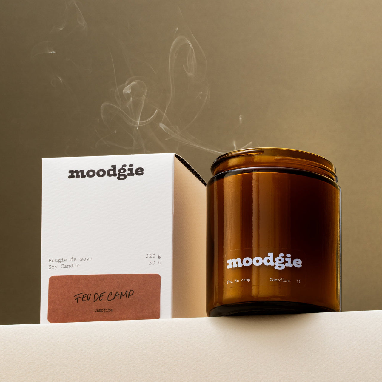 Bougie artisanale de 220 g en cire de soya, aux notes chaleureuses de feu de camp, fabriquée au Québec par Moodgie.
