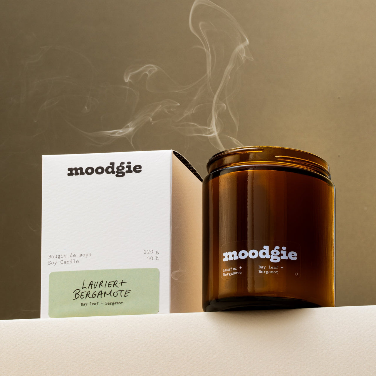 Bougie artisanale de 220 g en cire de soya, parfum laurier et bergamote, fabriquée au Québec par Moodgie.