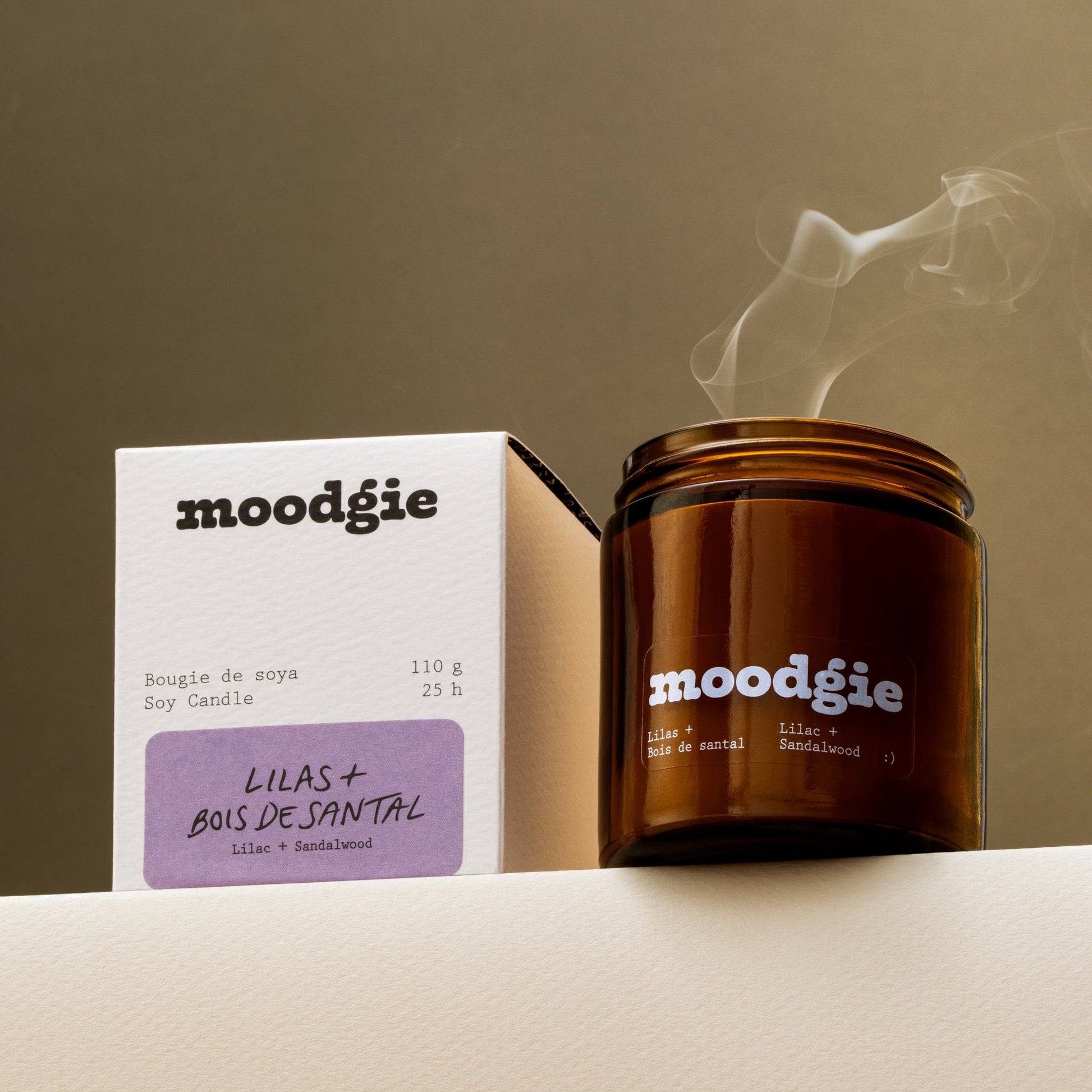 Bougie de soya naturelle de 110 g au parfum floral et boisé de lilas et bois de santal, coulée à la main au Québec.