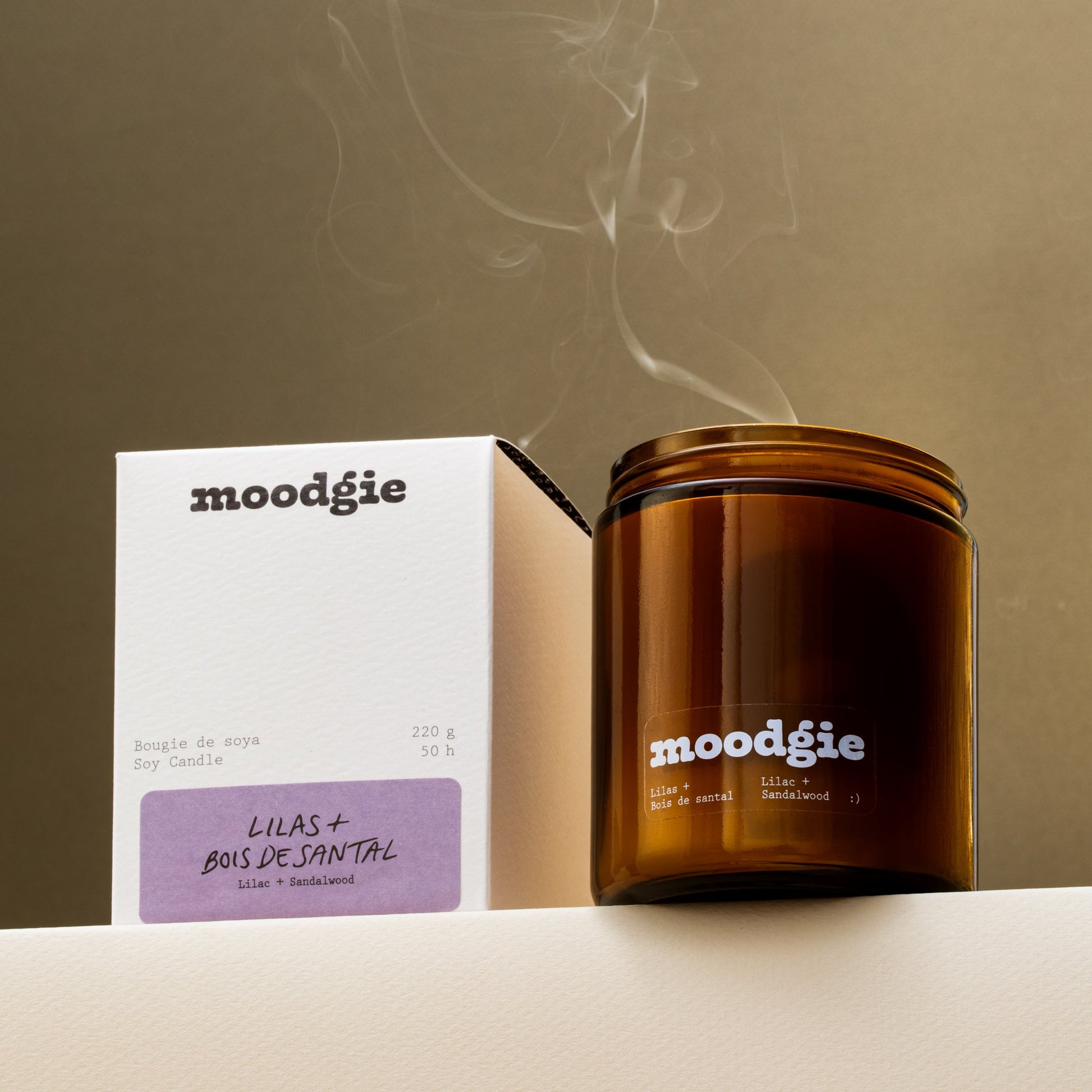Bougie artisanale de 220 g en cire de soya, parfum lilas et bois de santal, fabriquée au Québec par Moodgie.