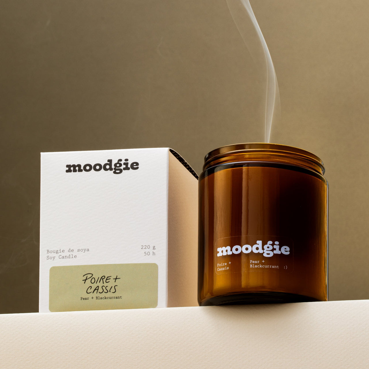 Bougie artisanale de 220 g en cire de soya, aux notes de poire mûre et cassis, fabriquée au Québec par Moodgie.