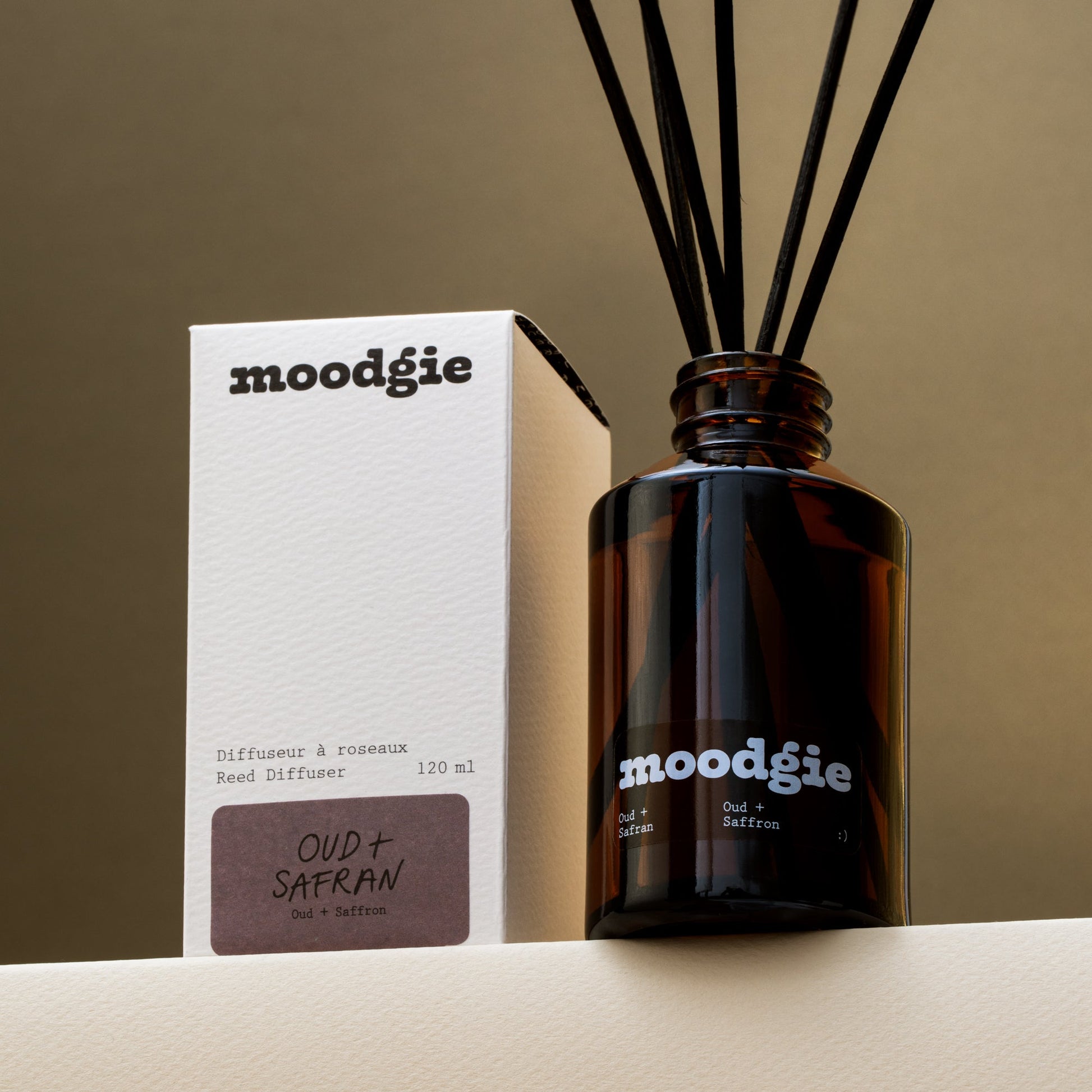 Diffuseur à roseaux naturel au parfum profond d’oud et safran, fabriqué artisanalement au Québec.