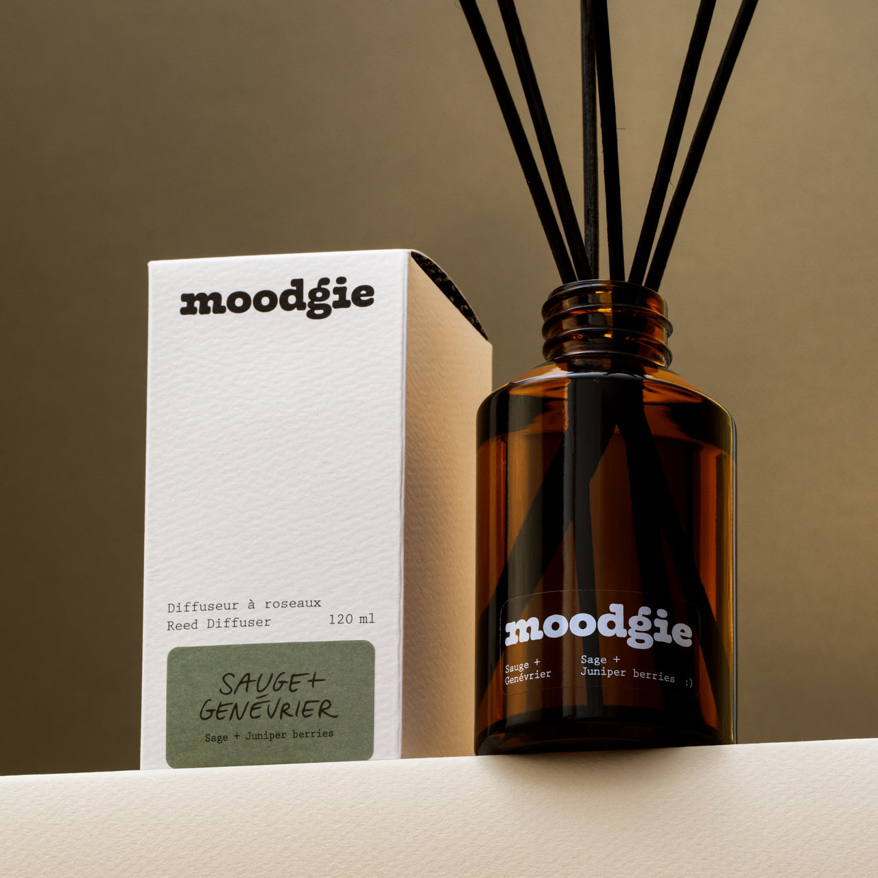 Diffuseur à roseaux au parfum herbacé et purifiant de sauge et génévrier, fait au Québec.