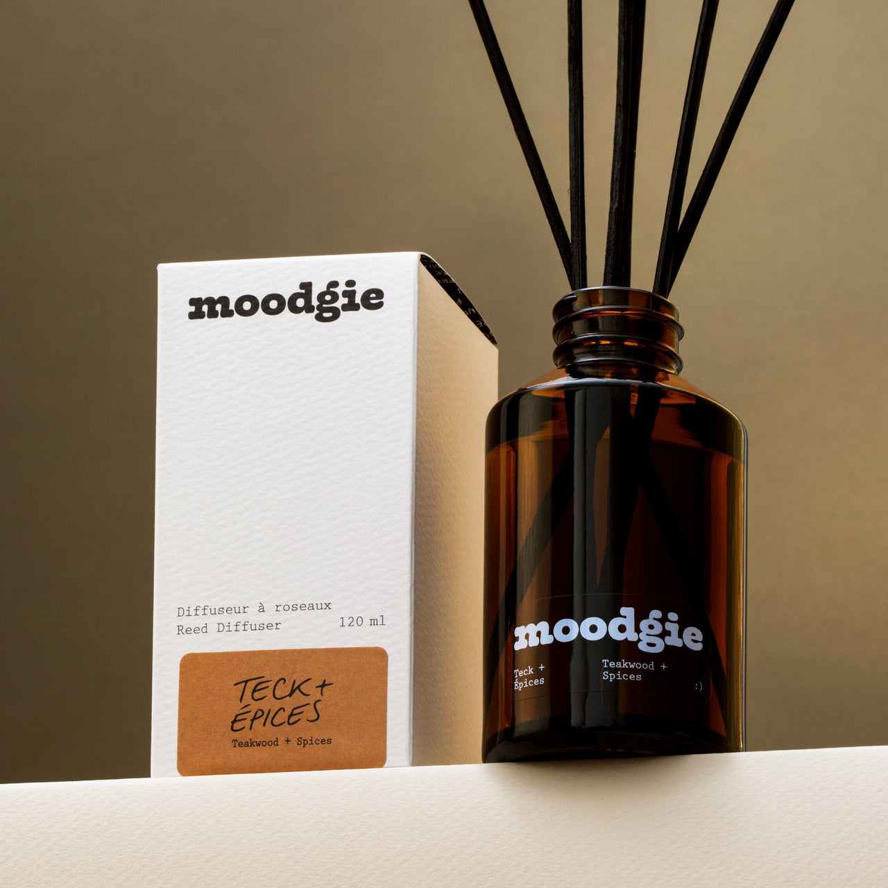Diffuseur à roseaux au parfum boisé et épicé de teck et d’épices, fait au Québec par Moodgie.