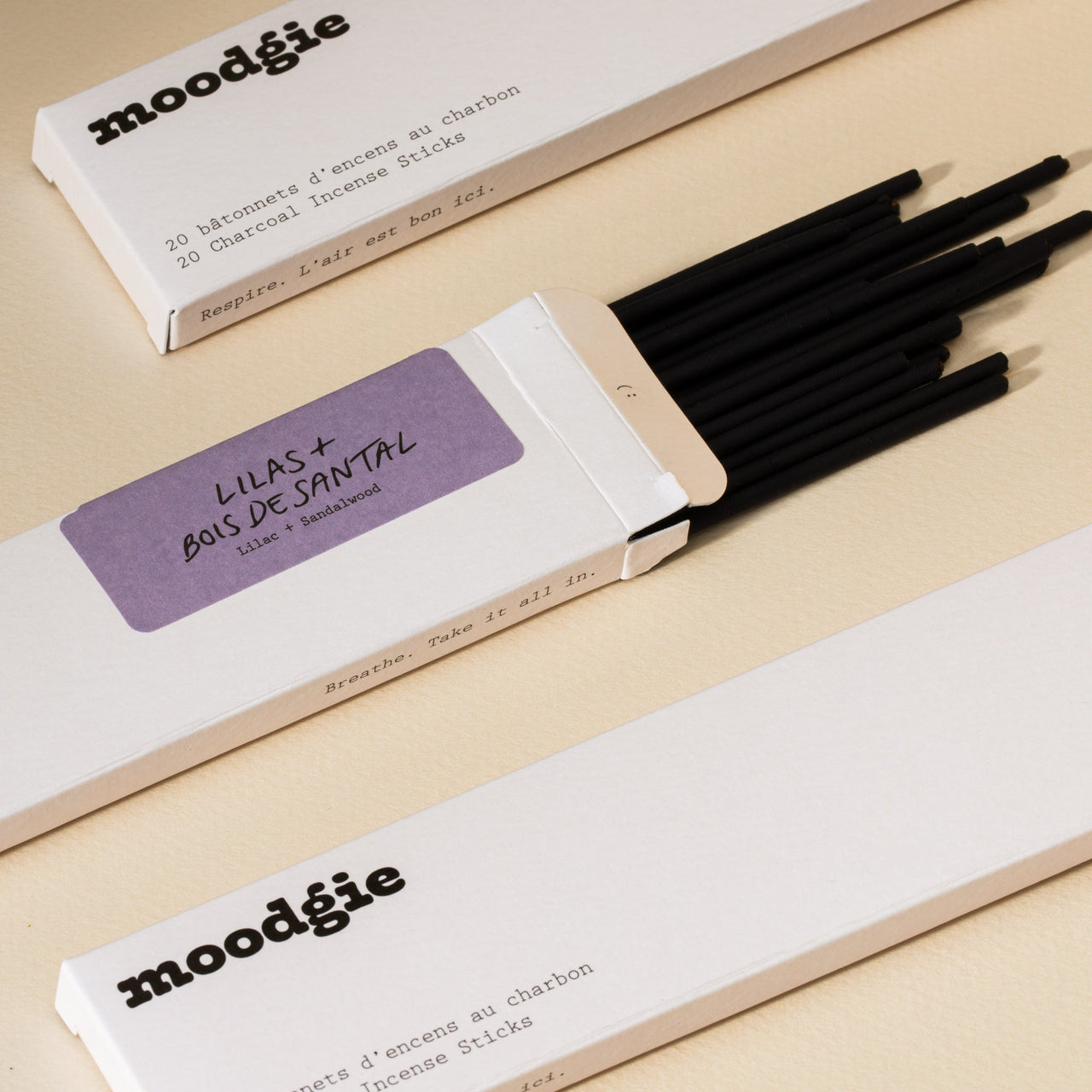 Encens artisanal au parfum floral de lilas et bois de santal, fait au Québec par Moodgie.