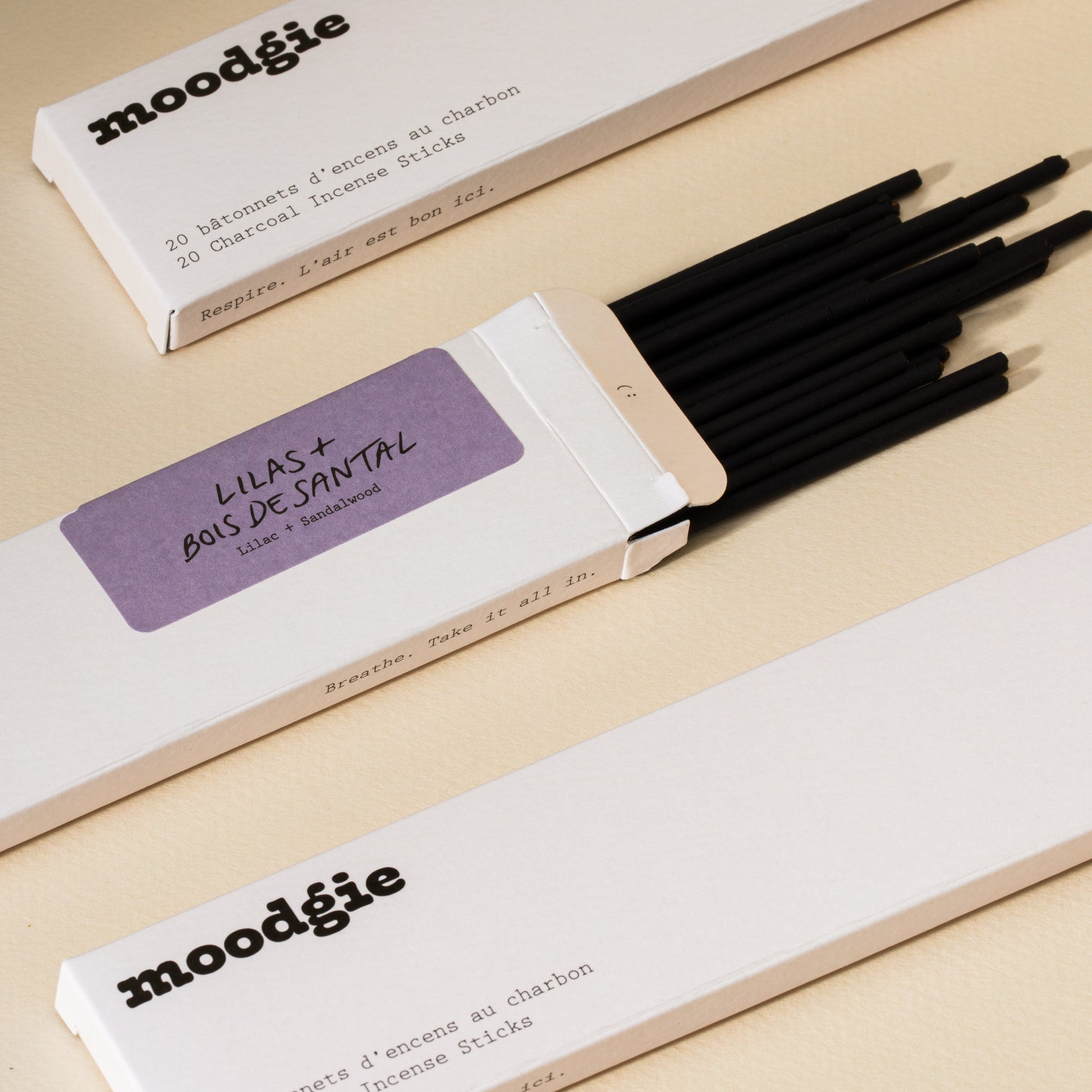 Encens artisanal au parfum floral de lilas et bois de santal, fait au Québec par Moodgie.