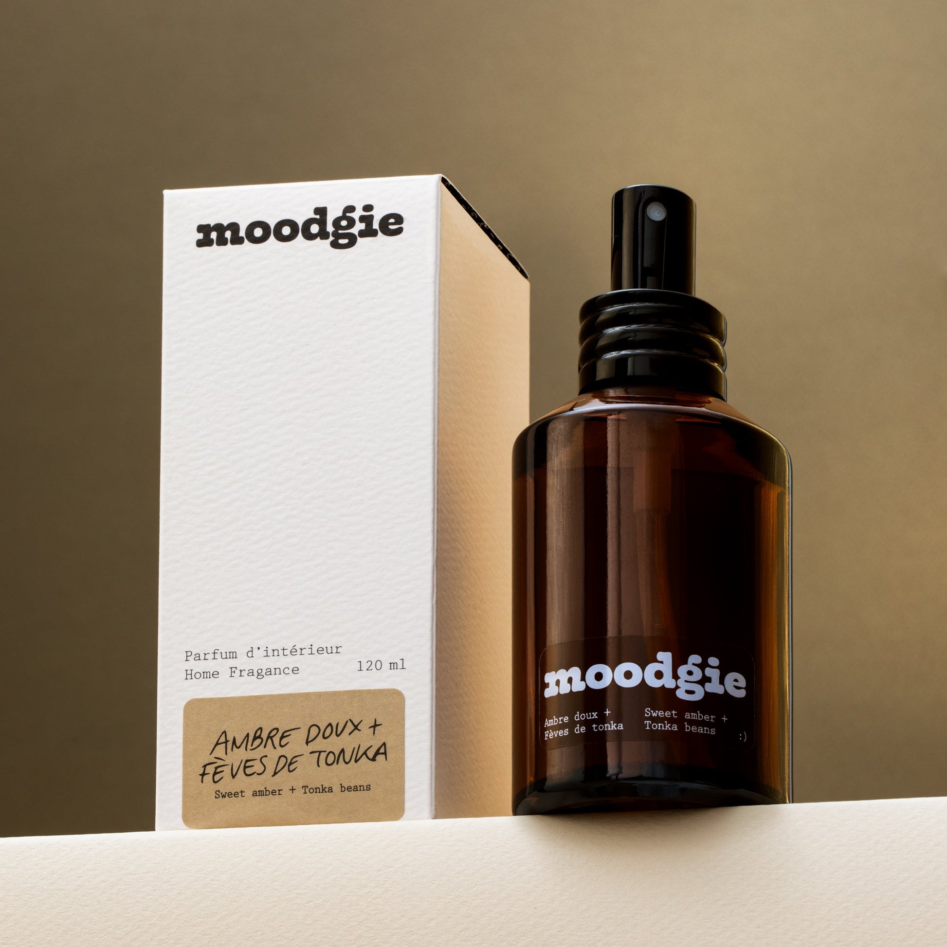 Parfum d’intérieur naturel à l’ambre doux et fèves de tonka, enveloppant et chaleureux.