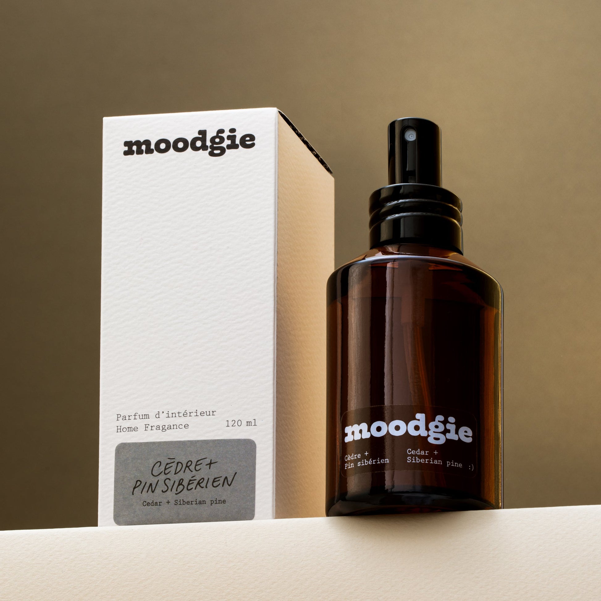 Parfum d’ambiance boisé au cèdre et pin sibérien, fabriqué artisanalement au Québec.