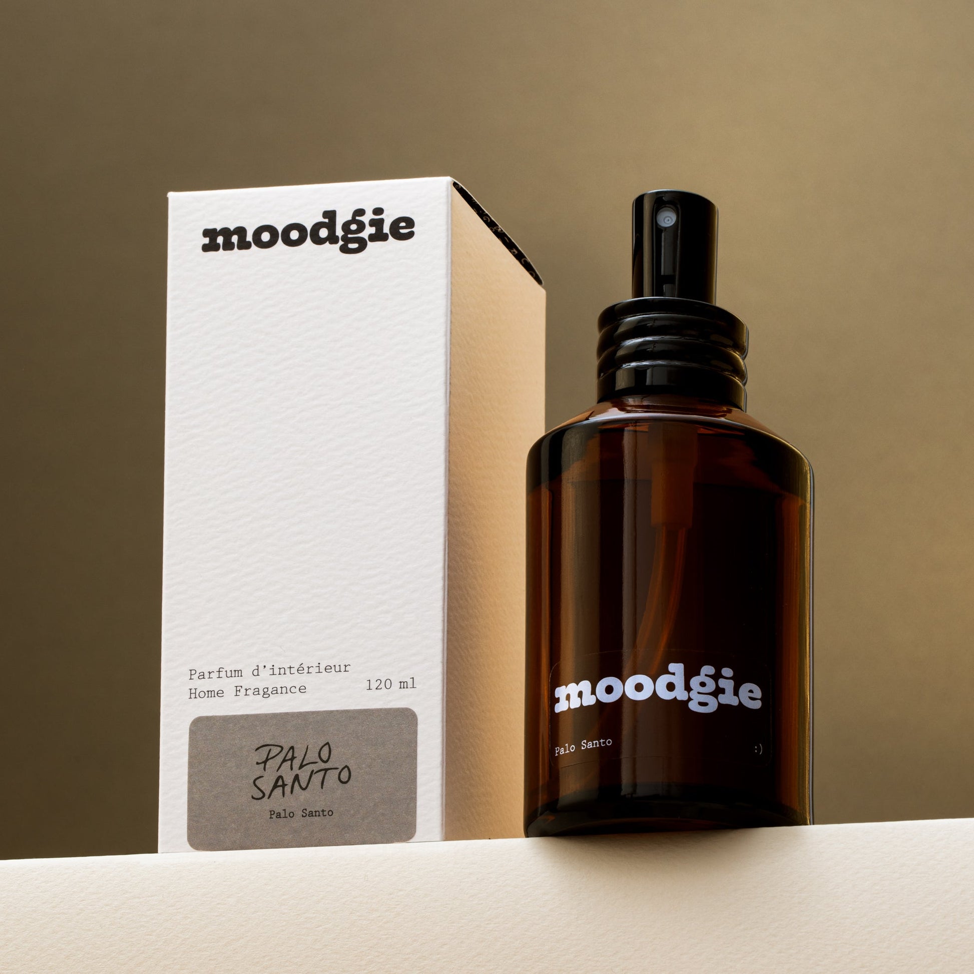 Parfum d’intérieur naturel au Palo Santo, purifiant et boisé, fabriqué au Québec par Moodgie.